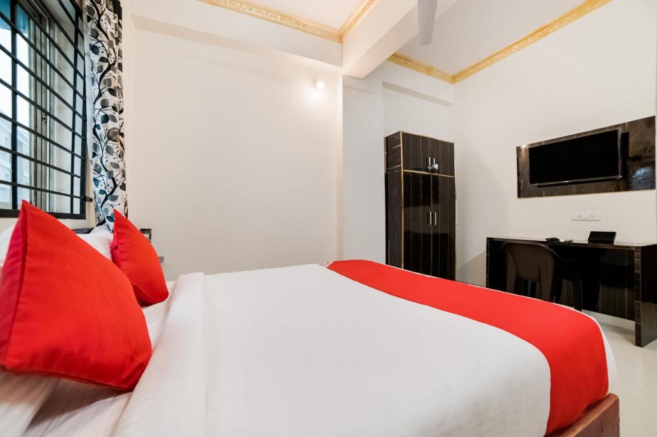 Oyo 40726 Classic Guest House 실롱 외부 사진